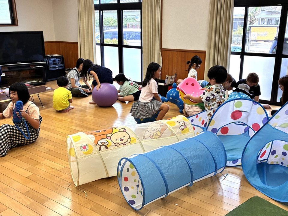 熊本地震の後に開設した居場所で、遊具やボールで遊ぶ子どもたち